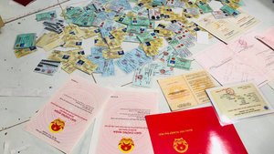 Bộ Công an phá đường dây làm giả giấy tờ, con dấu 'khủng'