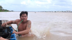 Dị nhân tay không bắt tôm, cá dưới đáy sông ở Đồng Tháp