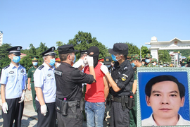 Trao trả 20 người trốn truy nã cho Trung Quốc, tạm giam kẻ môi giới