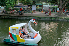 Công viên thu nhỏ ở làng quê ngoại thành Hà Nội hút hồn người già, trẻ nhỏ