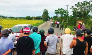 Đang chạy xe, cô gái ngã nhào xuống đường thiệt mạng sau tiếng nổ lớn