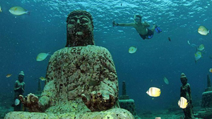Chiêm ngưỡng tượng Phật phủ rêu ở đáy biển Bali