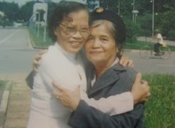 Người phụ nữ kéo cờ trong lễ độc lập năm 1945 qua đời