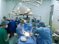 Kịp thời cứu sống bé sơ sinh có khối u khổng lồ trên mặt