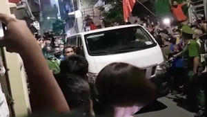 Video: Lực lượng chức năng mang tài liệu rời nhà ông Nguyễn Đức Chung