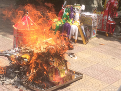 Đại đức Thích Minh Quang: Đốt vàng mã, người âm không dùng được