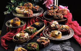 Bánh Trung thu nghệ thuật đẹp lung linh, bán cả nghìn chiếc mỗi ngày