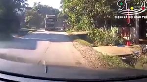 Video : Kinh hoàng cảnh xe máy lấn làn đấu đầu xe bồn