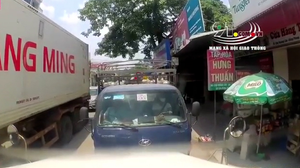 Lấn làn, ô tô tải bị container ép lùi hàng trăm mét về đúng làn đường