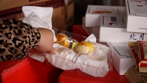 Video: Hơn 1 tấn thực phẩm có chữ Trung Quốc bị bắt giữ ở Hà Nội