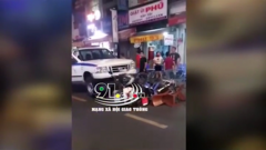 Video: Khoảnh khắc xe Công an phường tông liên hoàn trên phố Tây Bùi Viện