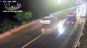 Video: Lấn làn vượt ẩu, ô tô tông chết nam sinh đi xe đạp điện