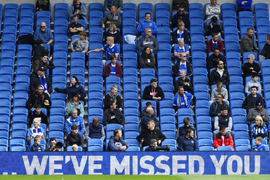 Xem bóng đá thời COVID-19 ở Anh: Cổ động viên giãn cách, không đeo khẩu trang