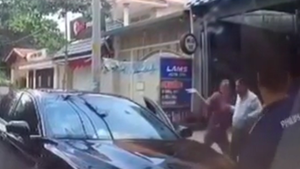 Clip: Ngang ngược thách thức, tài xế đỗ xe ô tô ngược chiều bị đánh