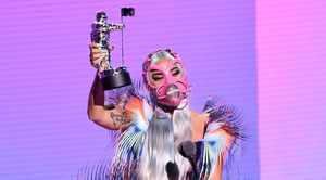 Lady Gaga đề cao khẩu trang tại Lễ trao giải VMAs 2020