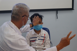 Bác sĩ giải cứu mắt trái lồi ra ngoài cho bé trai sau tai nạn ngã xe đạp
