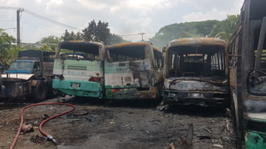 Bãi xe ở TP.HCM bốc cháy, 12 ô tô bị thiêu rụi 