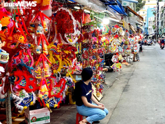 Người bán đông hơn người mua, tiểu thương buôn lồng đèn ở Sài Gòn thấp thỏm lo ế