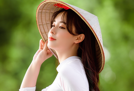 Thiếu nữ Hà thành xinh như búp bê, hút mọi ánh nhìn