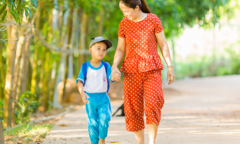 Muôn vàn tâm tư của bố mẹ khi trẻ tựu trường mùa dịch