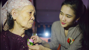 Ý nghĩa của nghi thức 'bông hồng cài áo' trong lễ Vu Lan