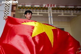 Ngôi làng ven sông Hồng tất bật may cờ Tổ quốc phục vụ Quốc khánh 2/9