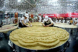 Bánh Trung thu khổng lồ độc đáo trên thế giới