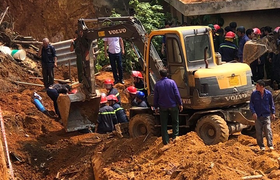 Đang san lấp mặt bằng, 4 công nhân ở Phú Thọ bị đất đá vùi lấp