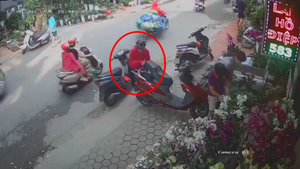 'Nữ quái' đi xe tay ga trộm ví trong tích tắc trên phố Hà Nội