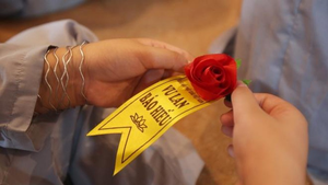 Nghi thức bông hồng cài áo trong lễ Vu lan bắt nguồn từ đâu, khi nào?