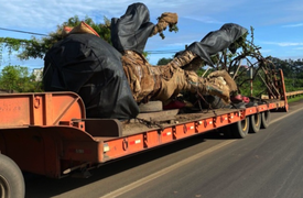 Nghênh ngang chở cây 'khủng', xe đầu kéo vẫn lọt nhiều chốt kiểm tra