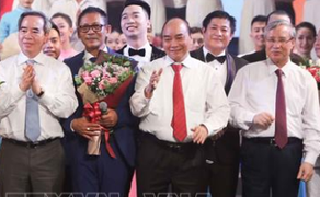 Thủ tướng dự chương trình nghệ thuật đặc biệt 'Tổ quốc tôi chưa đẹp thế bao giờ'