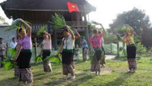 Người Nguồn ở Quảng Bình gói bánh chưng, làm cơm mừng Tết Độc lập