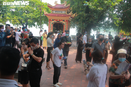 Trăm người đội nắng cả tiếng đợi vào lễ Phủ Tây Hồ ngày Rằm tháng Bảy