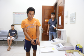 Cảnh sát phòng chống ma túy bị tội phạm đâm thủng gan và dạ dày