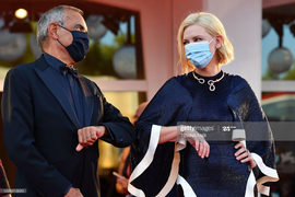 Các sao đeo khẩu trang, đứng xa đồng nghiệp tại Liên hoan phim Venice 2020