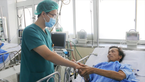 Người đàn ông ôm rắn hổ mang vào bệnh viện hồi phục, nói 'cảm ơn mọi người'