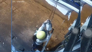 Clip: Hai cô gái trộm bóng đèn bị camera an ninh 'tóm' 