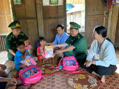 Lính biên phòng lên tận bản làng tặng sách, vận động trẻ nghèo đi khai giảng