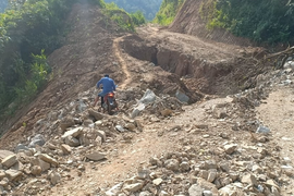 Thầy cô cõng học trò qua suối để chuẩn bị khai giảng