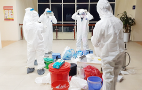 Chuyện cảm động của chiến sĩ áo trắng nơi tuyến đầu chống dịch