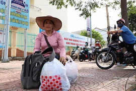 Lặn lội hàng trăm cây số đưa con sang tỉnh khác thi tốt nghiệp THPT đợt 2