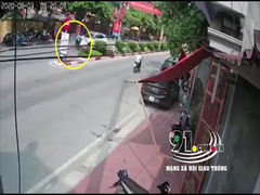 Clip: Xe máy đi ngược chiều tông thẳng, kẹt cứng dưới gầm ô tô