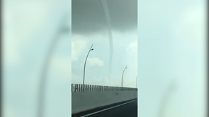 Clip: Vòi rồng xuất hiện gần cầu Bạch Đằng trên cao tốc Hạ Long - Hải Phòng