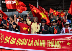 Hình ảnh ấn tượng của cổ động viên Việt Nam ở trận chung kết 'Xe tăng hành tiến'