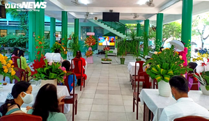  Cô và trò ở Đà Nẵng khai giảng, hát mừng năm học mới qua màn hình máy tính