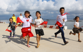 Xúc động lễ khai giảng của 2 thầy cô và 7 học trò giữa đảo tiền tiêu Tổ quốc