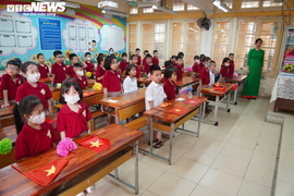 Lễ khai giảng trong mùa COVID-19 của học sinh 2 thành phố lớn nhất nước