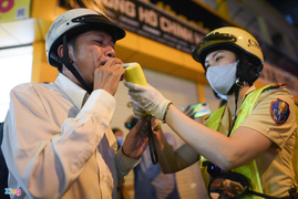 Nữ CSGT TP.HCM tuần tra đêm, đo nồng độ cồn tài xế