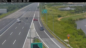 Clip: Hai ô tô quay đầu đi ngược chiều trên cao tốc Hà Nội - Hải Phòng